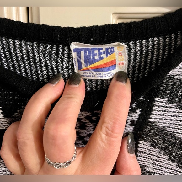 Y2K abstract sweater. Black and white, dolman sleeves. Size L/XL - Picture 2 of 4